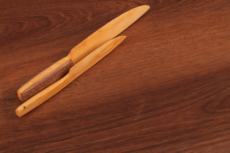 在木头上木制的餐刀图片