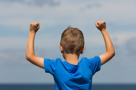 紧握拳头的男孩图片-紧握拳头的男孩素材-紧握拳头的