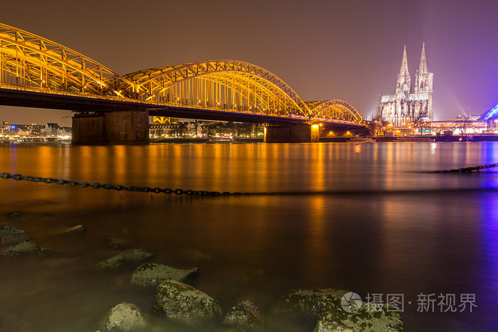 古龙水大教堂和桥的夜景