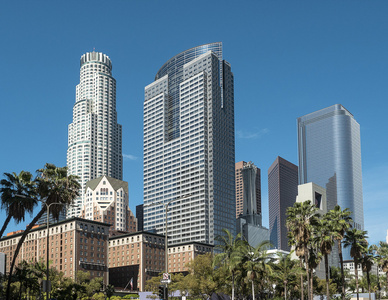 洛杉矶市中心地平线蓝蓝的天空背景