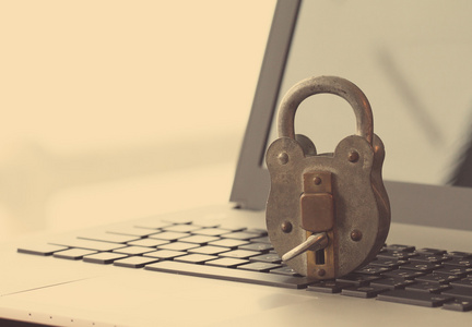 互联网安全概念微型商人站在旧的密钥