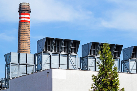 滤清器工厂空气滤清器和发电站的烟囱中烟气照片