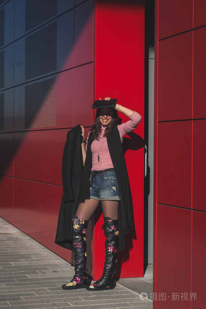 在城市的街道构成的美丽年轻黑妞