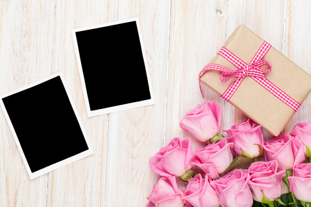 粉红玫瑰和情人节礼品盒