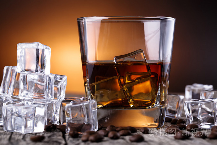 杯威士忌加冰和咖啡豆