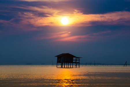 在湖的夕阳的天空