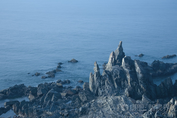 岩石的海滩和大海