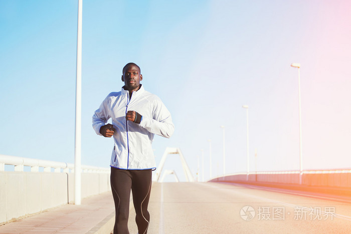 健壮的男人在桥梁道路上运行