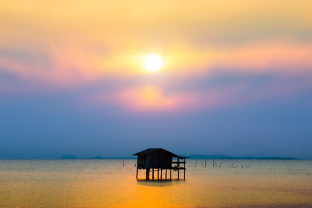 在湖的夕阳的天空