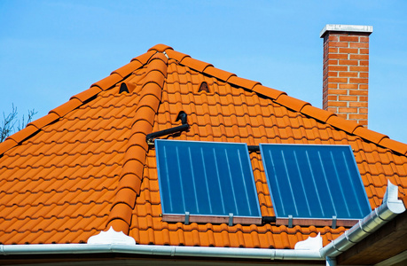 在建筑物的屋顶上的太阳能电池板