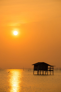 在湖的夕阳的天空