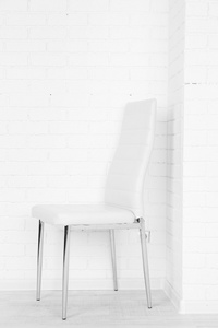 现代的椅子上白砖的背景墙上