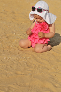 在海滩上的女婴