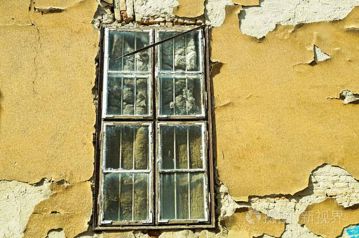 一座旧的破坏性房子的窗户