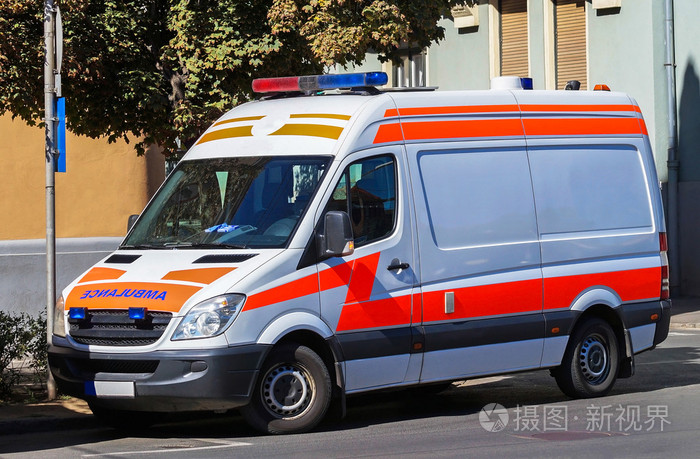 救护车在大街上等着呢