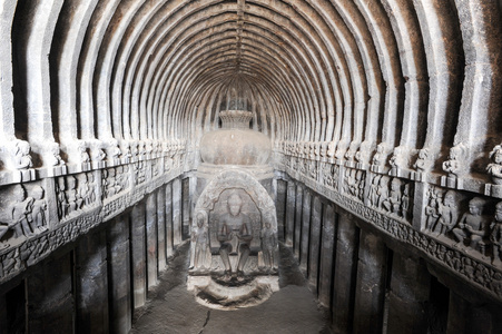 埃洛拉的佛像洞穴附近对印度奥兰加巴德
