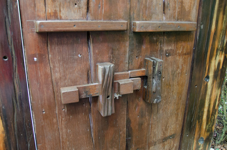 闩锁在白色墙壁老门锁和闩锁门的闩锁古门锁闩锁古代传统木门门上的旧