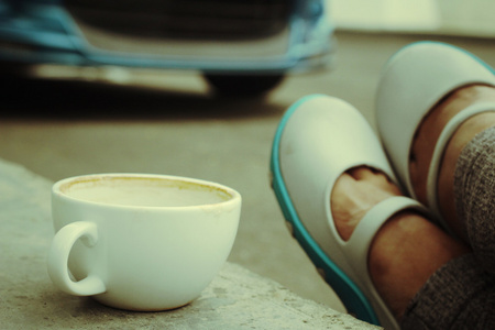 咖啡与鞋的自拍照