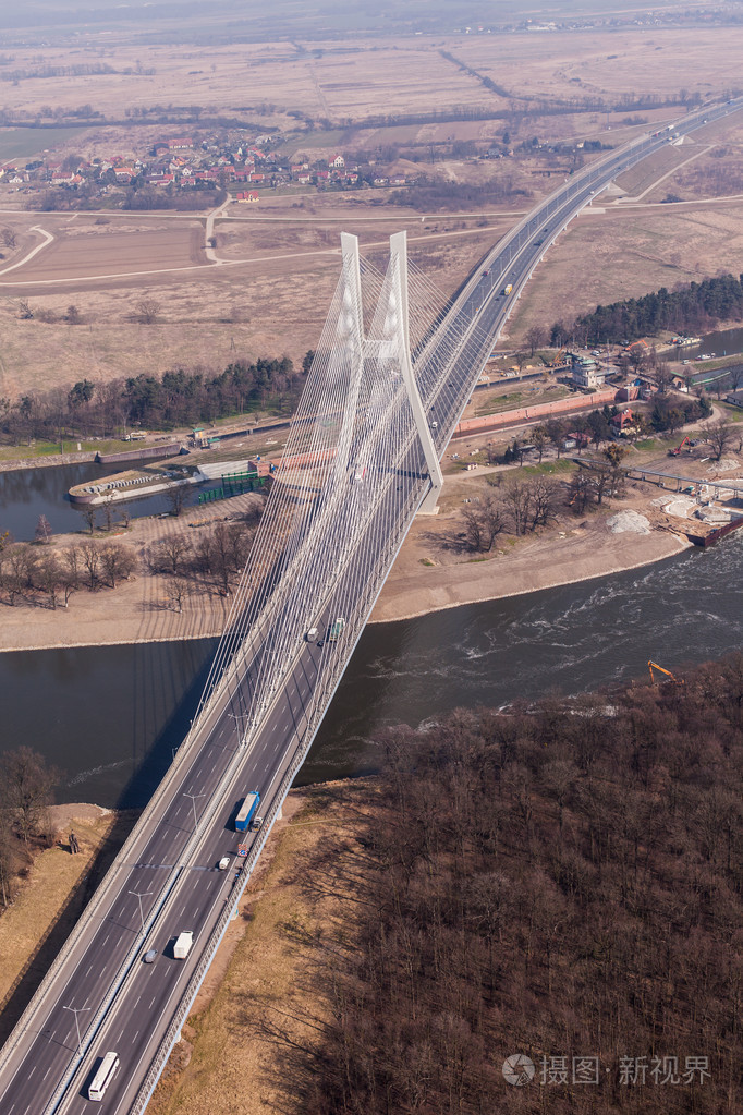 公路桥梁的鸟瞰图