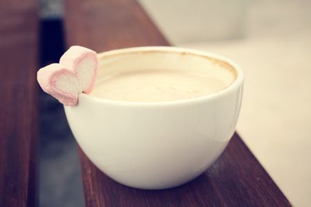 与情人节心粉红色棉花糖拿铁咖啡