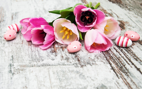 粉红色的郁金香和复活节彩蛋