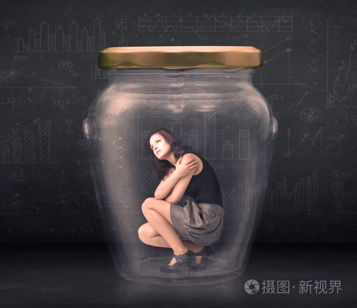 女商人关在里面的玻璃罐子概念