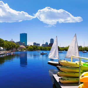 波士顿帆船在滨海艺术中心的查尔斯河