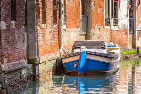 在中心的威尼斯的浪漫狭窄的运河
