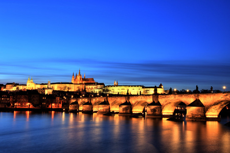 黄昏时分，布拉格布拉格城堡照明的查尔斯桥