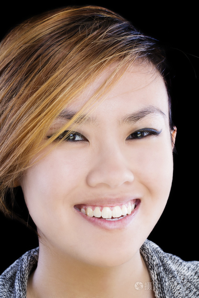 紧的微笑的亚裔美国妇女的肖像