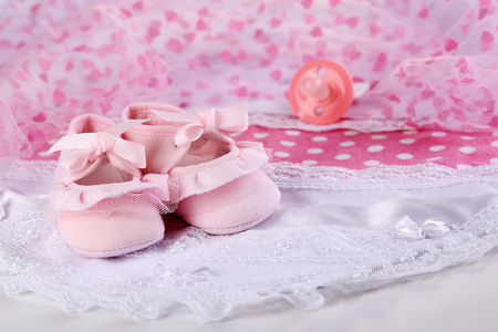 粉红色的宝宝靴上布特写
