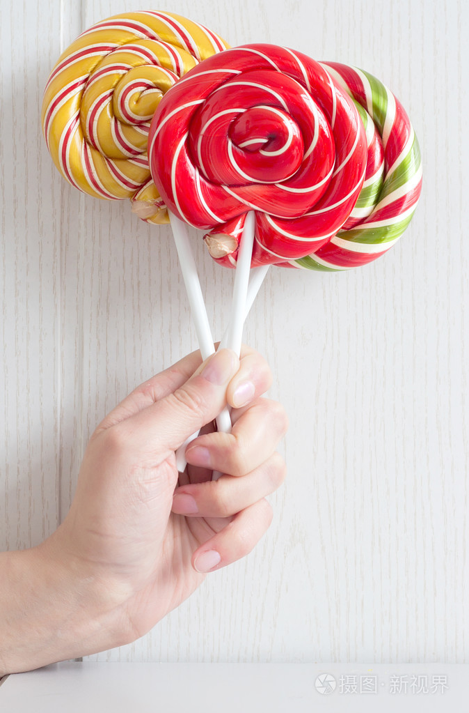 在一只手的焦糖色糖果