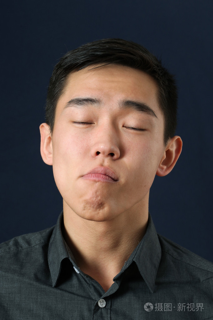 亚洲男子闭着眼睛
