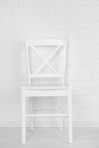 木椅上的白砖的背景墙上