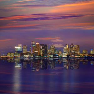 在日落的时候河在马萨诸塞州的波士顿天际线