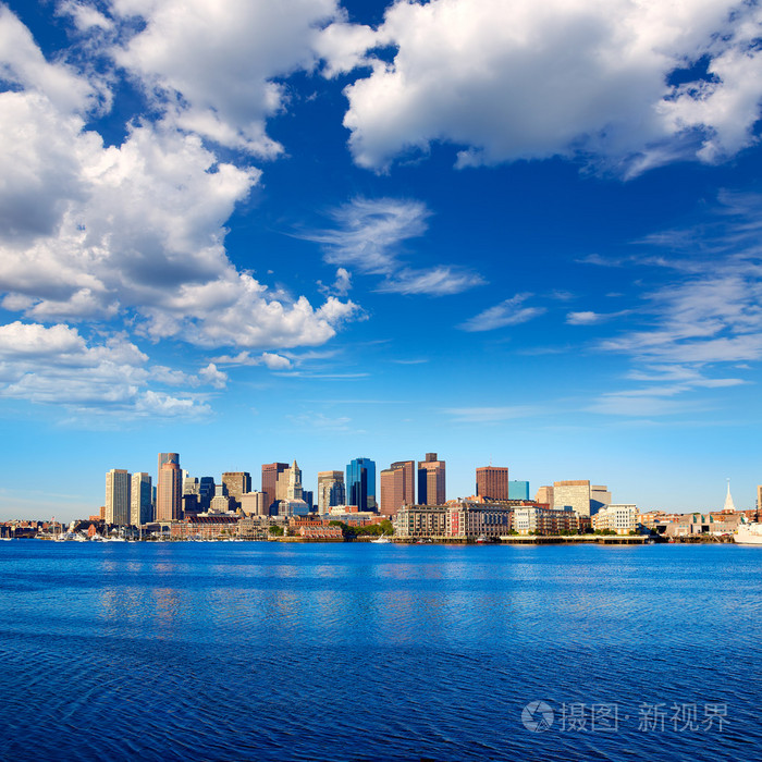 与河阳光马萨诸塞州的波士顿天际线照片-正版商用图片1ihzbl-摄图新视
