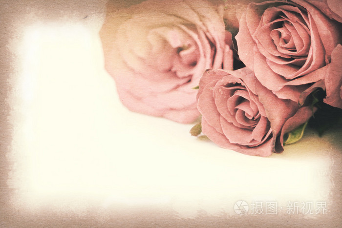 复古纸纹理，粉红玫瑰花束，文本的空间