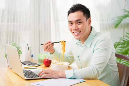 即时上班时间吃东西的人照片