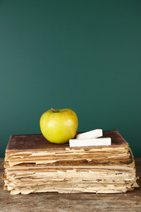 旧书 苹果和粉笔在黑板背景
