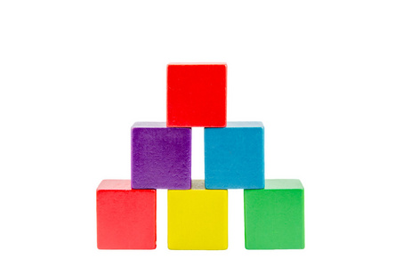 木制彩色的建筑金字塔的多维数据集被隔绝在白色背景上的玩具