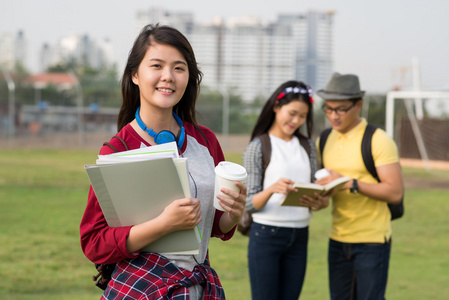 女大学生与教科书