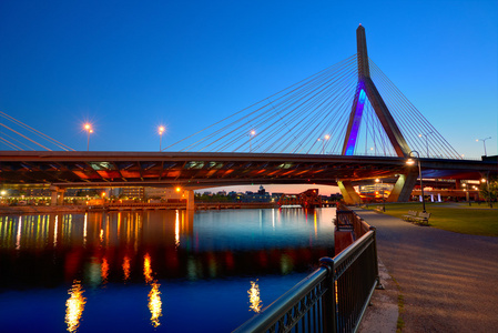 在马萨诸塞州的波士顿扎基姆桥日落