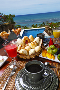 早餐包括水果面包和果汁