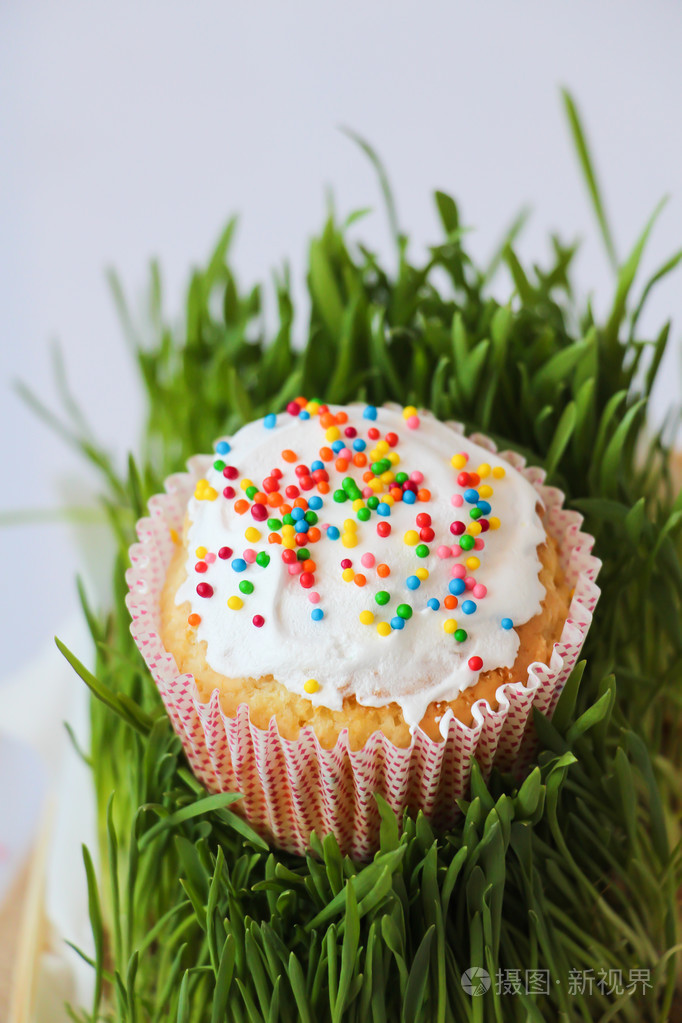 节日装饰与草复活节蛋糕