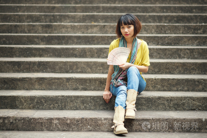 坐在台阶上的女人