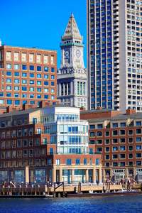 波士顿钟楼从港口的海关大楼图片