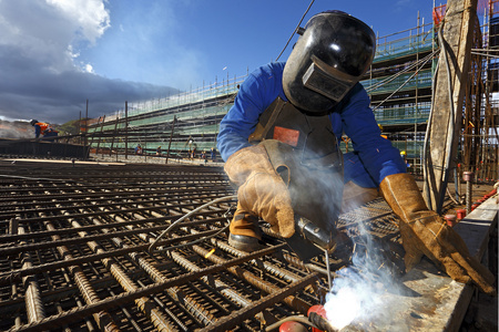 从事金属钢筋工作的建筑工人