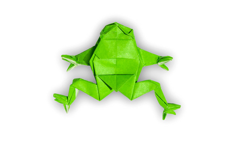 绿色折纸青蛙上白色孤立