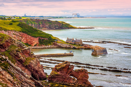 Berwickshire 沿海路径，查看上湾海湾，苏格兰，英国