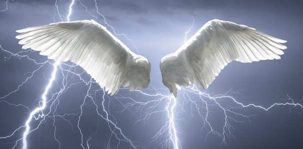 天使的翅膀，与背景的天空和闪电